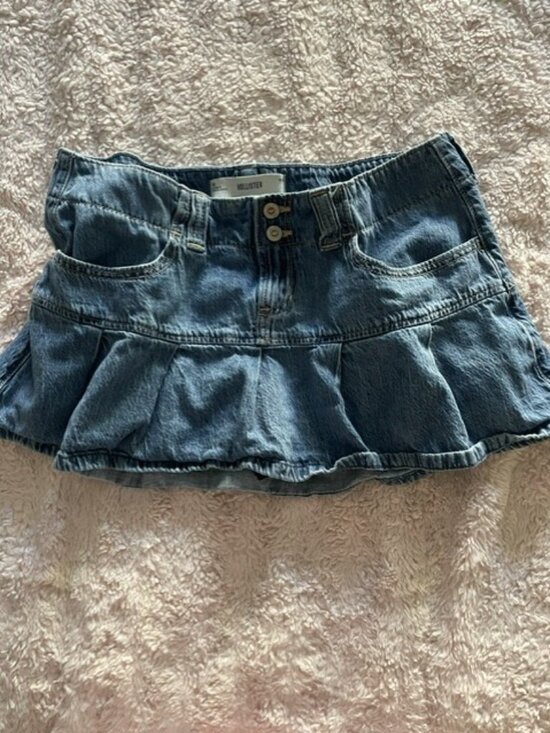 Hollister Dresses & Skirts - Hollister Y2K Low Rise Pleated Denim Mini Skort Size 10